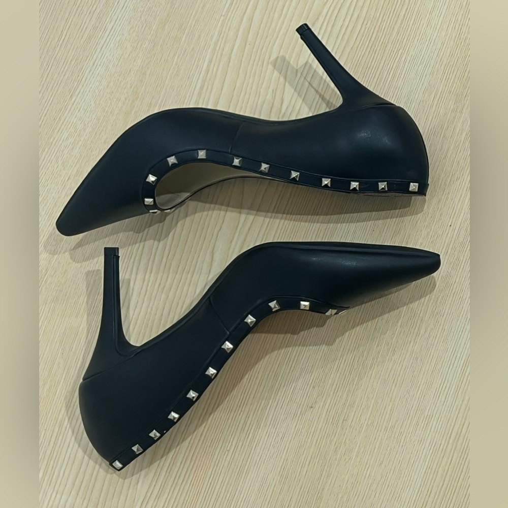 Jessica Simpson Size 8 Black Pointy Toe Pumps with Gold Studs. - Picture 3 of 9
